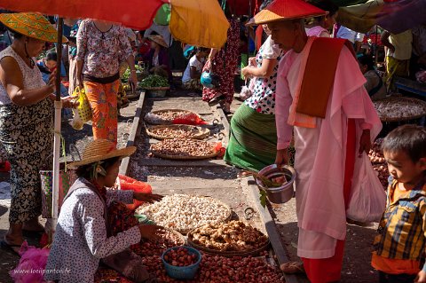 20191117__00269-12 Mandalay, Ralways market, mais où, en plus de multiples nonnes demandant l'aumone, passe une voie de chemin de fer